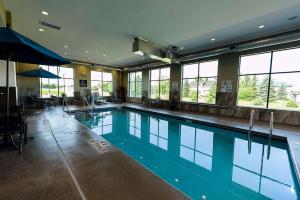 - une grande piscine d'eau bleue dans un bâtiment dans l'établissement Hampton Inn Superior Duluth, Wi, à Superior