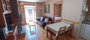 a living room with a table and a couch at Apartamento El Refugio de Sara in Benasque