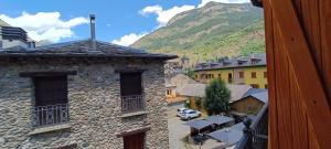 a view from a balcony of a town with a mountain at Apartamento El Refugio de Sara in Benasque