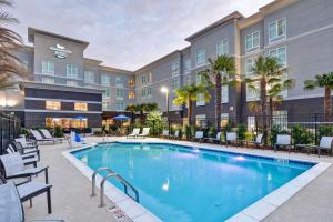 una imagen de una piscina en un hotel en Homewood Suites by Hilton New Orleans Westbank, en Gretna