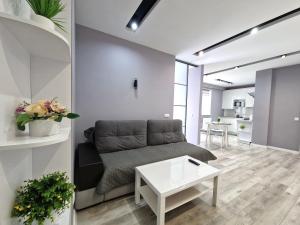 sala de estar con sofá y mesa en Premium apartment on Belvedere, en Ivano-Frankivsk