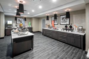 メルボルンにあるHampton Inn & Suites West Melbourne-Palm Bay Roadのaasteryasteryasteryasteryasteryasteryasteryasteryasteryを備えた広い客室です。