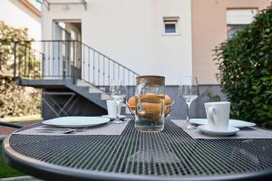 une table avec des verres et des assiettes au-dessus dans l'établissement Remi, à Sukošan