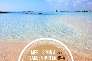 une photo d'une plage avec une brouette dans l'eau dans l'établissement Sea Spritz & Sun -Accesso Mare-Clima- Parcheggio, à Torre San Giovanni