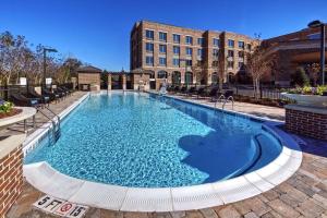 una gran piscina frente a un edificio en Hampton Inn & Suites Franklin Berry Farms, Tn, en Franklin