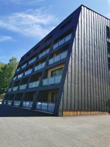 un edificio de oficinas con un edificio negro en Apartmán v Jizerkách, en Janov nad Nisou