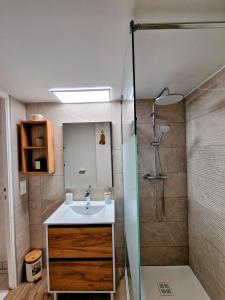 W łazience znajduje się umywalka i prysznic. w obiekcie Villa à deux pas de la plage Richelieu w Cap d'Agde