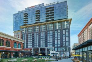 Canopy By Hilton Washington DC Bethesda North في North Bethesda: مبنى طويل وبه العديد من النوافذ في المدينة