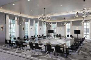 North BethesdaにあるCanopy By Hilton Washington DC Bethesda Northの大きなテーブルと椅子が備わる大きな会議室を利用できます。