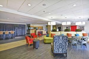 un hall d'un hôpital avec des chaises et des tables dans l'établissement Home2 Suites by Hilton Brownsville, à Brownsville