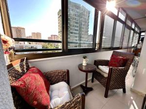 balcón con sillas, mesa y ventana en Apartamento en Aguadulce sur, en Aguadulce