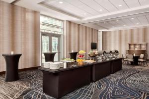 eine Hotellobby mit einem Buffet mit Speisen in der Unterkunft Embassy Suites By Hilton San Antonio Landmark in San Antonio