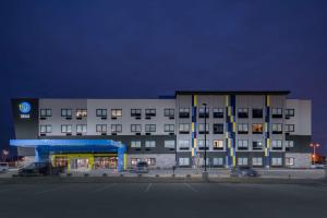 加蘭的住宿－Tru by Hilton Garland Richardson，一座大型建筑,前面设有停车场