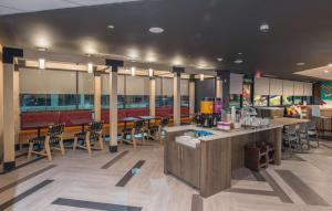Restaurace v ubytování Tru by Hilton Garland Richardson