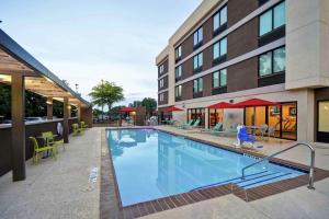 une grande piscine en face d'un bâtiment dans l'établissement Home2 Suites by Hilton Atlanta Norcross, à Norcross