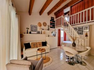 a living room with a couch and a table at Villa à deux pas de la plage Richelieu in Cap d'Agde