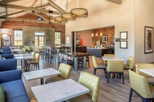 un restaurante con mesas y sillas y un bar en Hampton Inn Petaluma, Ca, en Petaluma
