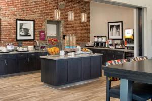 Hampton Inn Petaluma, Ca的厨房或小厨房