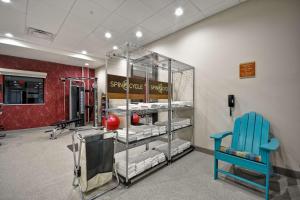 Pokój z wyświetlaczem z ręcznikami i niebieskim krzesłem w obiekcie Home2 Suites By Hilton Columbus Airport East Broad w mieście Columbus