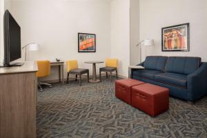 Hampton Inn Petaluma, Ca的电视和/或娱乐中心