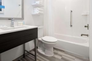 Hampton Inn Petaluma, Ca的一间浴室
