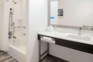 Hampton Inn Petaluma, Ca的一间浴室
