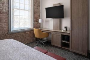 Hampton Inn Petaluma, Ca的电视和/或娱乐中心