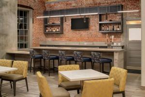 佩塔卢马Hampton Inn Petaluma, Ca的餐厅里的酒吧，配有桌椅