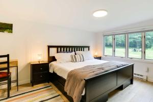 Katil atau katil-katil dalam bilik di Modern Monticello Home with Hot Tub and Pond