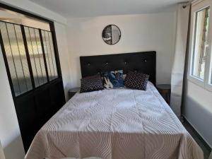 1 dormitorio con 1 cama grande y cabecero negro en Mas d'Alivon, en Arles