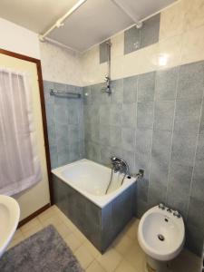 La salle de bains est pourvue d'une baignoire, de toilettes et d'un lavabo. dans l'établissement Alloggio Matrimoniale vicino Asiago (Roana), à Roana