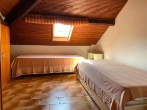 een slaapkamer met een bed in een kamer met een raam bij Casa Ribot: Alassio centro e mare a portata di mano in Alassio
