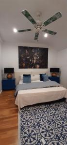 een slaapkamer met een groot bed en een plafondventilator bij Brily home in Vélez-Málaga