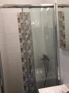 una doccia con porta in vetro in bagno di Spí v Kuklenách a Hradec Králové