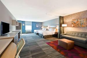 um quarto de hotel com uma cama e um sofá em Home2 Suites by Hilton Kansas City KU Medical Center em Kansas City