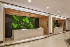 een lobby met een groot scherm in een gebouw bij DoubleTree by Hilton Antalya-Kemer All-Inclusive Resort in Kemer