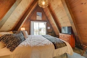een slaapkamer met een bed op zolder bij Cozy Deer Lake Cabin, 3 Mi to Boyne Mtn Resort! in Boyne City