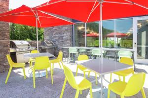 Home2 Suites Smithfield Providence餐厅或其他用餐的地方