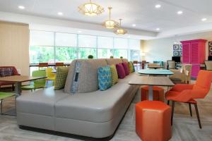 Home2 Suites Smithfield Providence的休息区