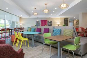 Home2 Suites Smithfield Providence的休息区