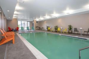 - une grande piscine dans une chambre d'hôtel dans l'établissement Home2 Suites Smithfield Providence, à Smithfield