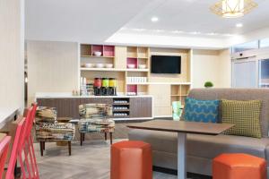 Home2 Suites Smithfield Providence的电视和/或娱乐中心