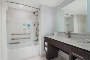 Home2 Suites Smithfield Providence的一间浴室