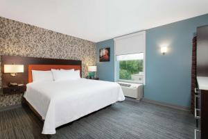 Home2 Suites Smithfield Providence客房内的一张或多张床位