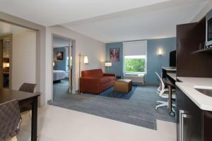 Home2 Suites Smithfield Providence的休息区