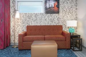 Home2 Suites Smithfield Providence的休息区