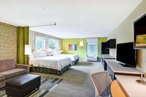 une chambre d'hôtel avec un lit et une télévision dans l'établissement Home2 Suites By Hilton Hilton Head, à Île de Hilton-Head