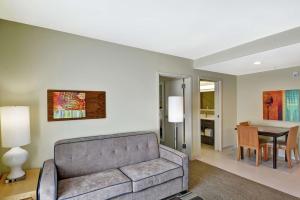 - un salon avec un canapé et une table dans l'établissement Home2 Suites By Hilton Hilton Head, à Île de Hilton-Head