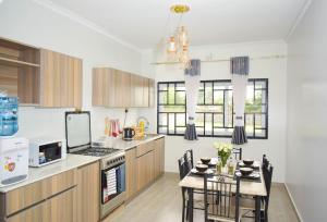 a kitchen and dining room with a table and chairs at Casa Nadreya in Nakuru