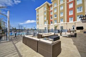 ein Gebäude mit einer Terrasse mit Sofas und einem Kamin in der Unterkunft Homewood Suites by Hilton Conroe in Conroe